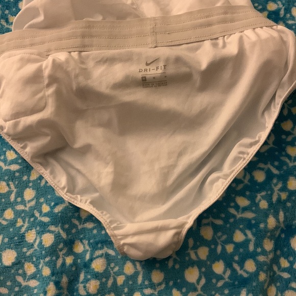 NIKE SHORTS - WHITE - MEDIUM - NEW - Picture 9 of 12